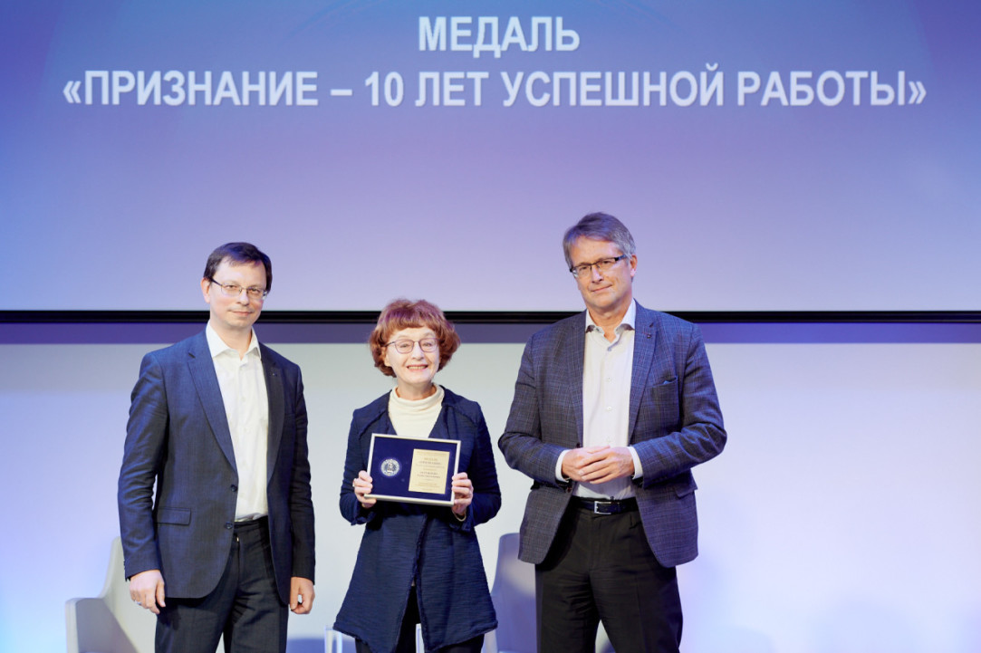 Заведующая книжной редакцией ИД ВШЭ награждена медалью "Признание – 10 лет успешной работы"