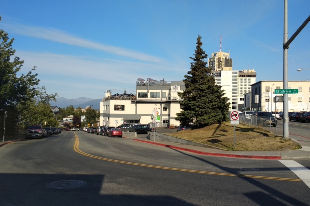 Аляска — "мост в Россию" и обратно. Интервью с автором книги "Город в пустоте. Урбанизация и Арктика" Надеждой Замятиной